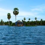 rumah terapung di tengah danau!